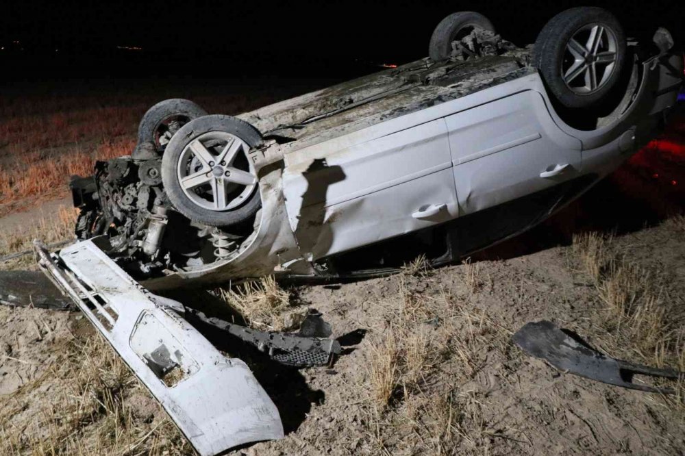 Takla atan otomobil tarlaya uçtu! 1 yaralı