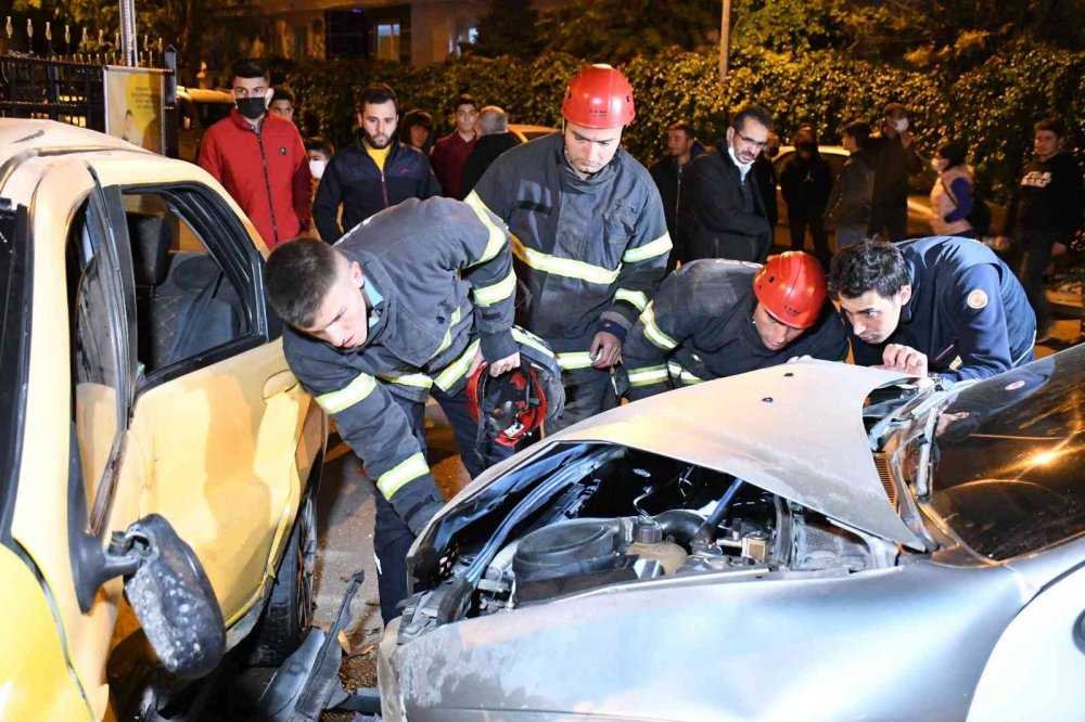 Ticari taksi ile otomobil çarpıştı: 3 yaralı