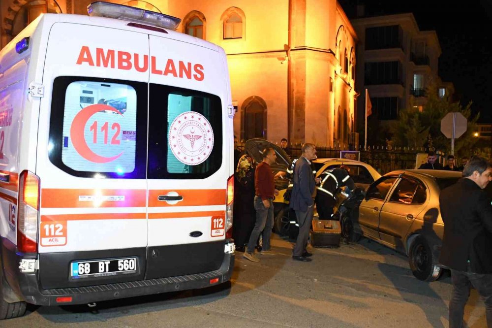 Ticari taksi ile otomobil çarpıştı: 3 yaralı