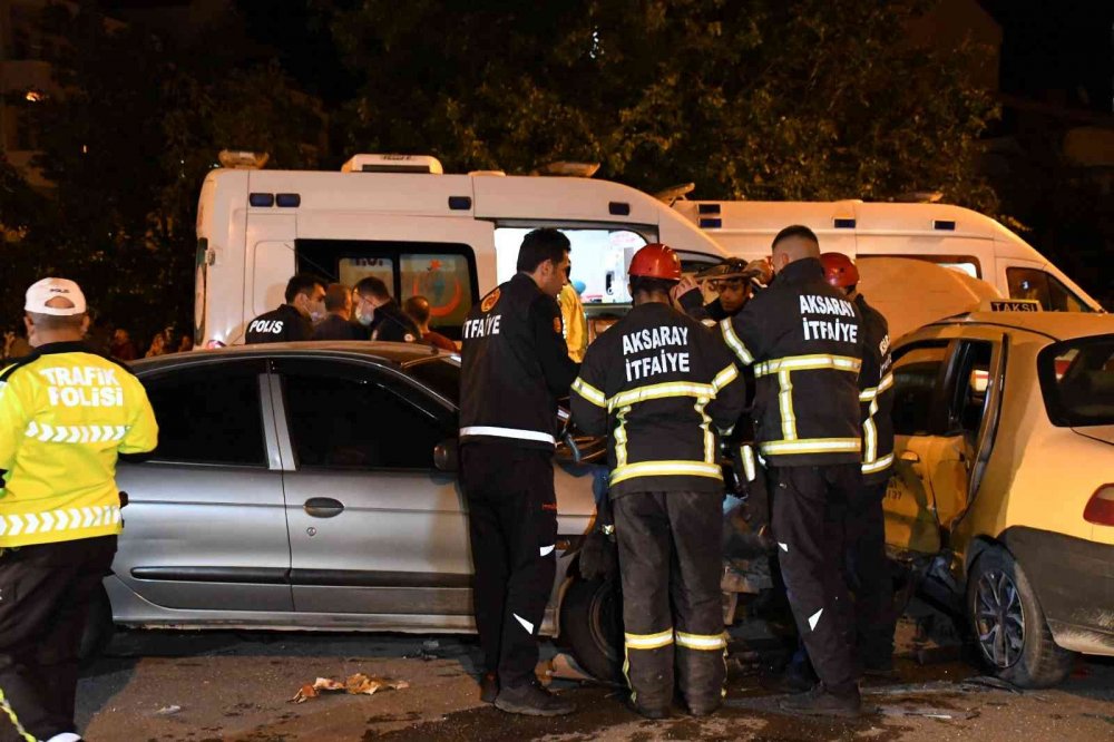 Ticari taksi ile otomobil çarpıştı: 3 yaralı