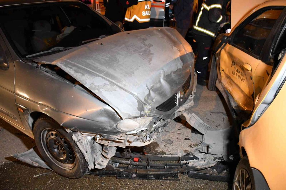 Ticari taksi ile otomobil çarpıştı: 3 yaralı