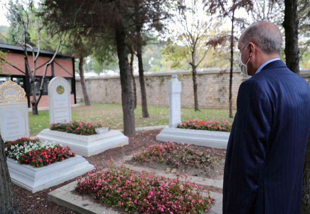 Cumhurbaşkanı Erdoğan Şule Yüksel Şenler, Ahmet Kekeç ve Mehmet Fırıncı'nın kabrini ziyaret etti