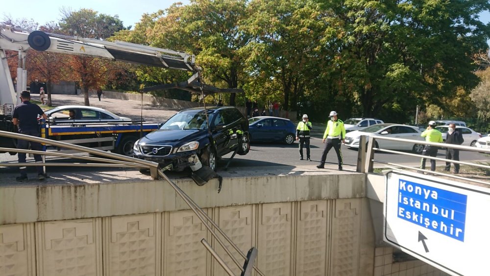 TBMM Çankaya girişinde kaza! Bariyerlerden uçmaktan son anda kurtuldu