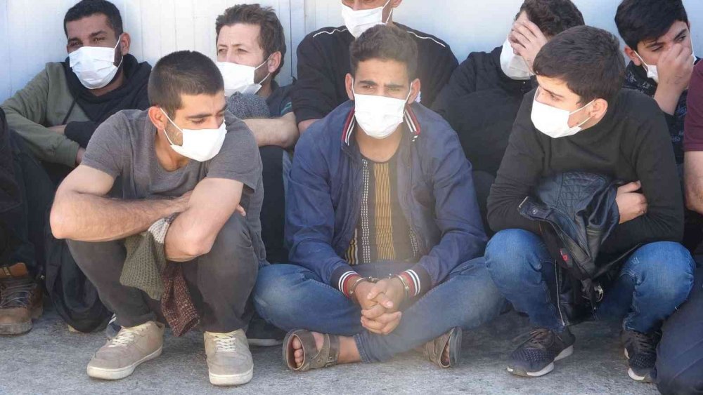 Yurt dışına kaçmak isteyen 29 kişi sazlıkların arasında yakalandı