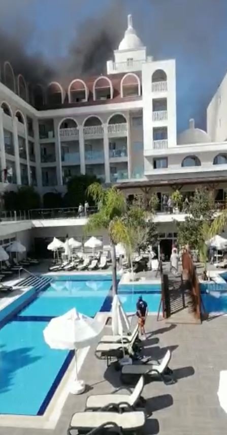 5 yıldızlı otelde yangın paniği! Turistler çarşafla balkondan inmeye çalıştı