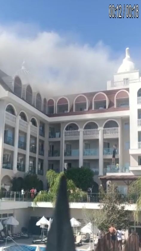 5 yıldızlı otelde yangın paniği! Turistler çarşafla balkondan inmeye çalıştı