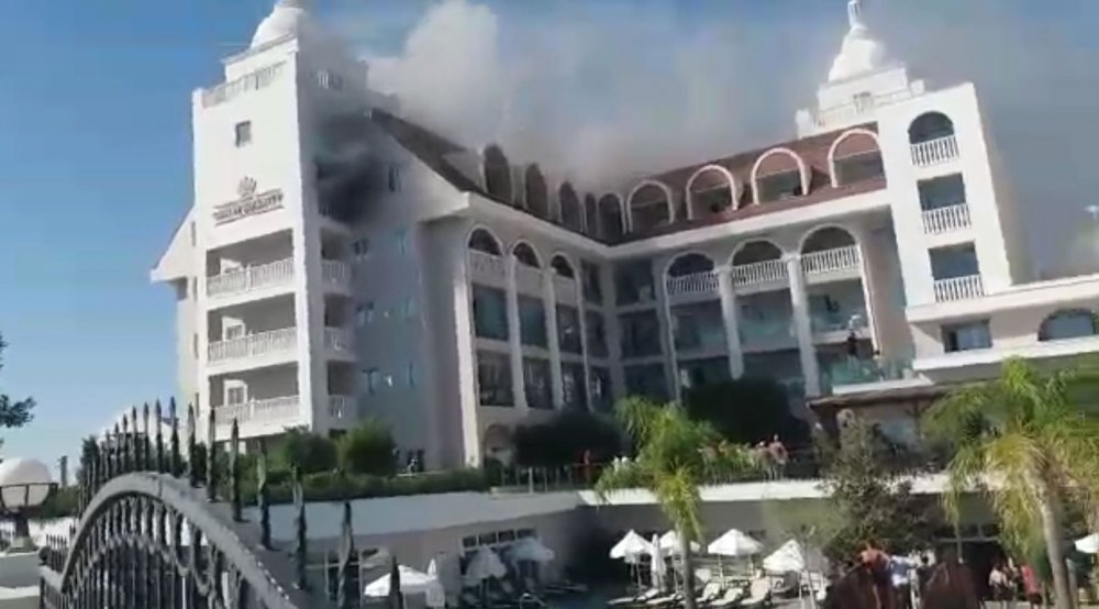 5 yıldızlı otelde yangın paniği! Turistler çarşafla balkondan inmeye çalıştı