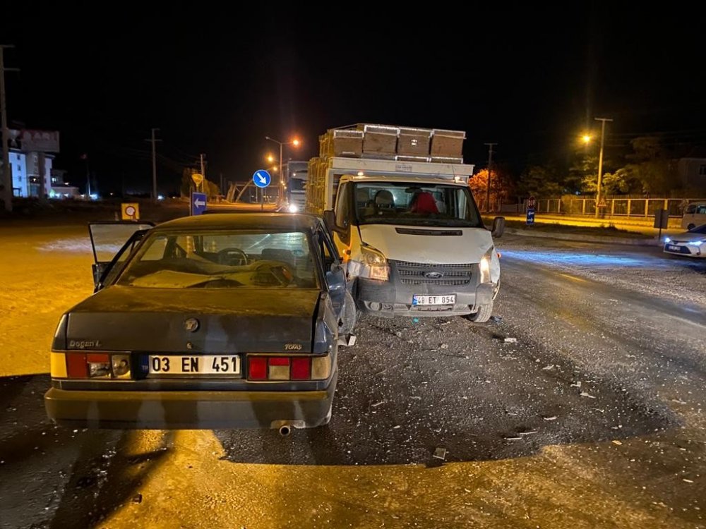 Afyon'da otomobil arı kovanı yüklü kamyonetle çarpıştı! Kazada 2 kişi yaralandı