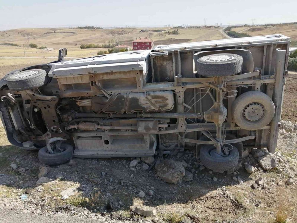 Ankara'da yoldan çıkan kamyonet devrildi