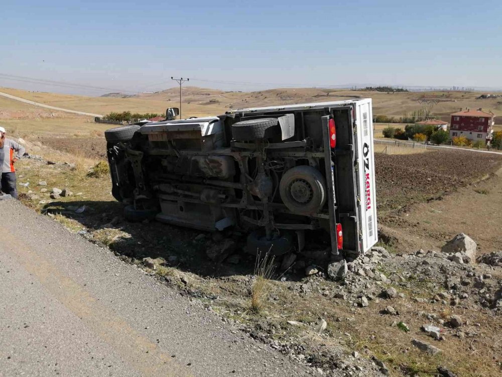 Ankara'da yoldan çıkan kamyonet devrildi