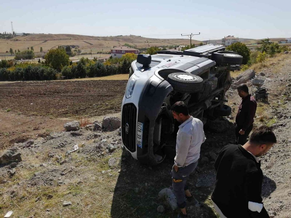 Ankara'da yoldan çıkan kamyonet devrildi