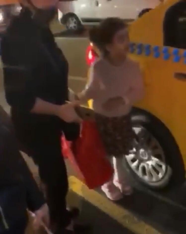 İstanbul'da çocuklu yolcuyu almayan 'karşının taksisi' kameraya yakalandı