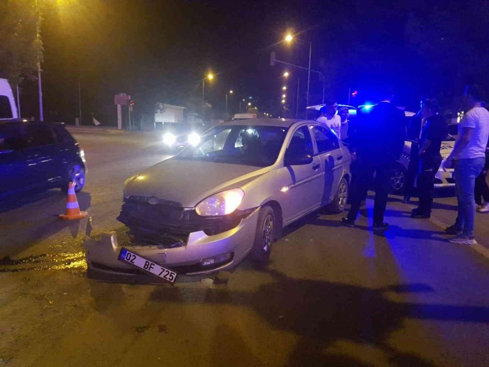 Otomobiller kavşakta çarpıştı! 2 yaralı