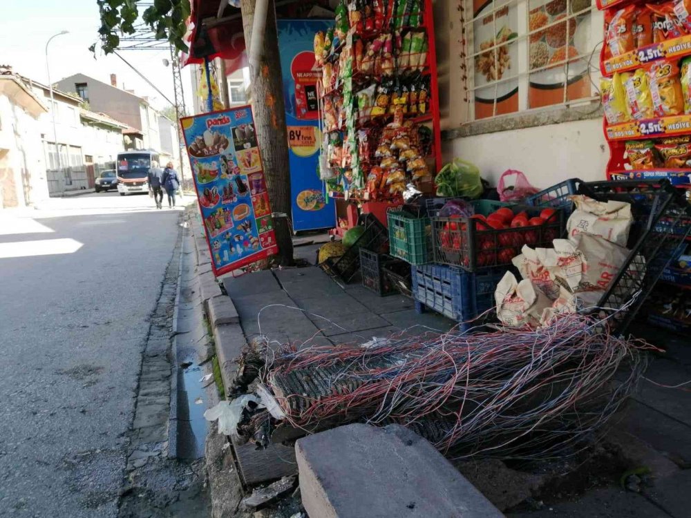 Polisten kaçan sürücü bakkala daldı