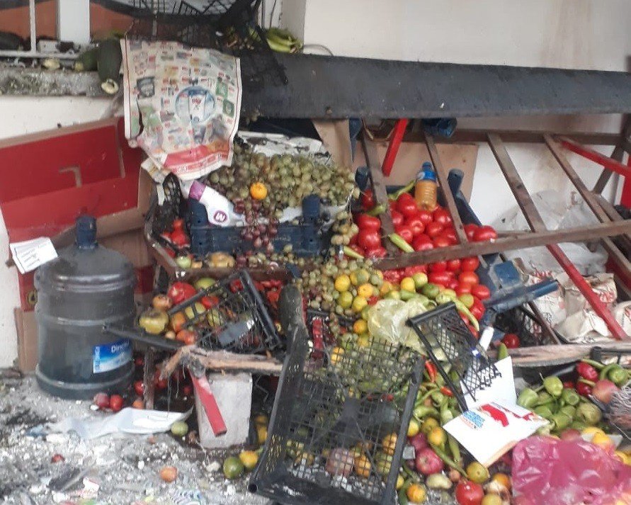 Polisten kaçan sürücü bakkala daldı