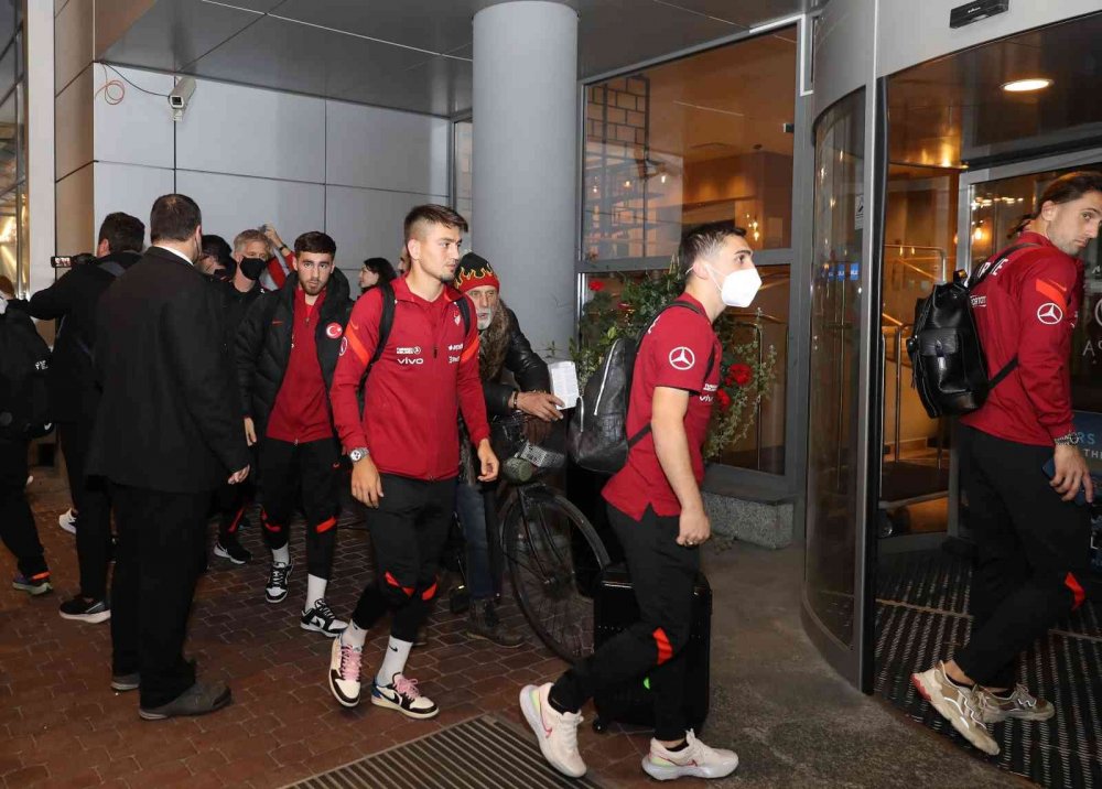 A Milli Futbol Takımı Riga'da çiçeklerle karşılandı