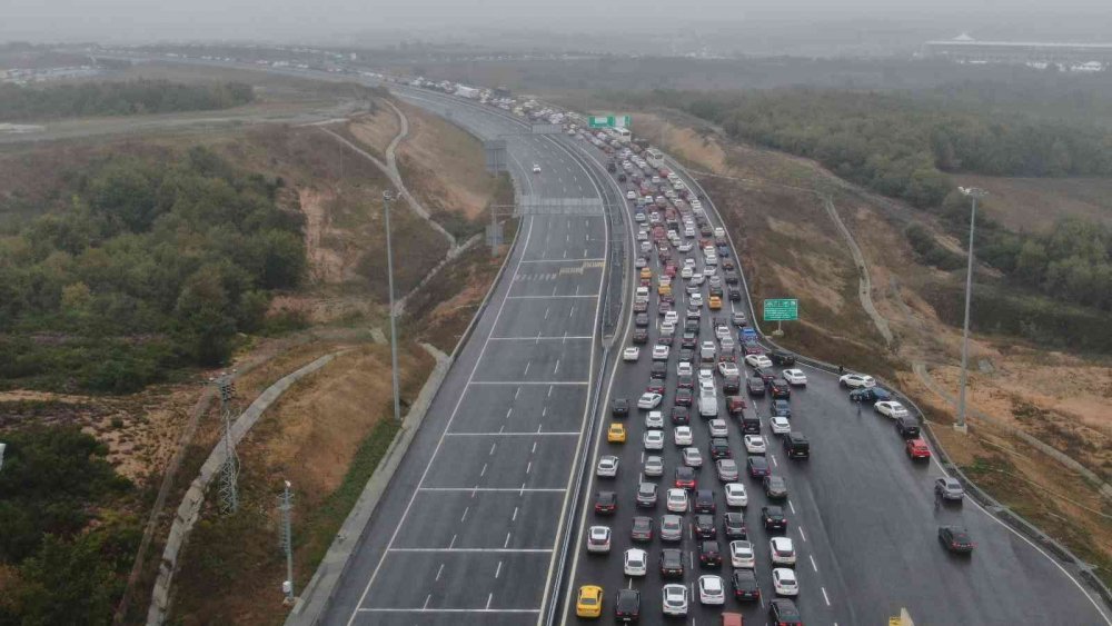 Formula yarış heyecanı trafiği felç etti