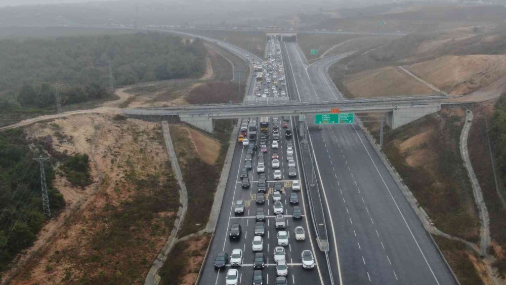 Formula yarış heyecanı trafiği felç etti
