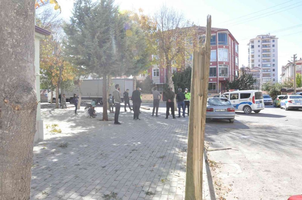 Karaman'da tırın dorsesi telefon kablosuna takıldı! 2 direk devirdi 1 otomobil hasar gördü