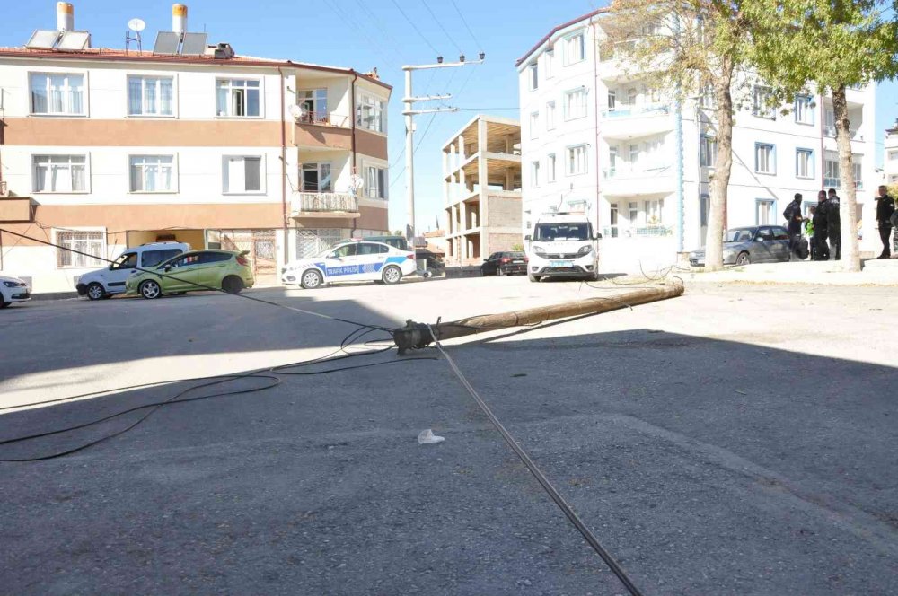 Karaman'da tırın dorsesi telefon kablosuna takıldı! 2 direk devirdi 1 otomobil hasar gördü