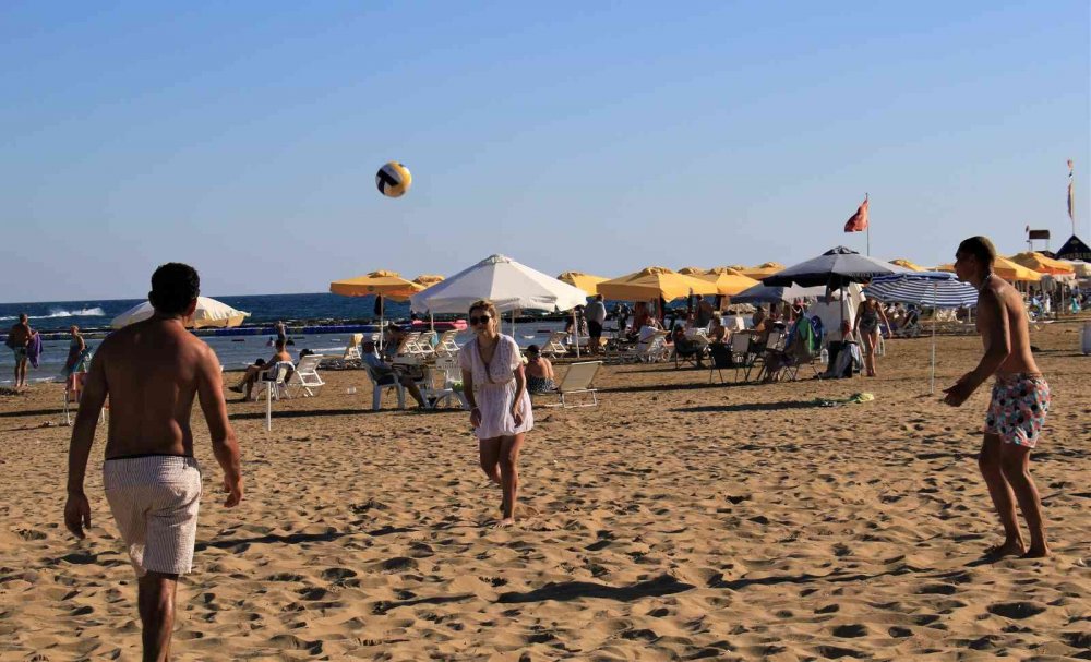 Mersin'de hava sıcaklığı 33 dereceyi buldu! Tatilciler akın etti