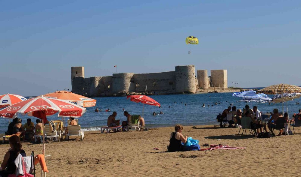 Mersin'de hava sıcaklığı 33 dereceyi buldu! Tatilciler akın etti