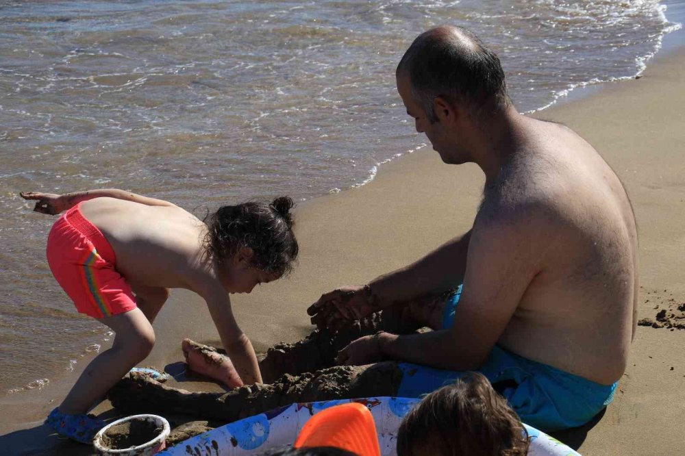 Mersin'de hava sıcaklığı 33 dereceyi buldu! Tatilciler akın etti