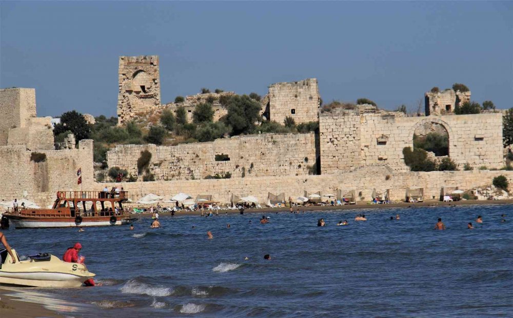 Mersin'de hava sıcaklığı 33 dereceyi buldu! Tatilciler akın etti
