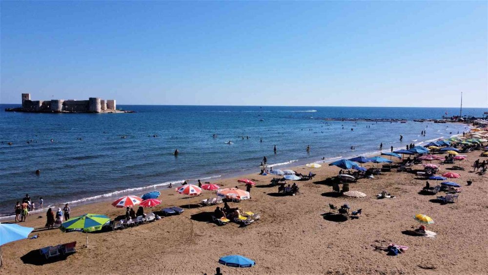 Mersin'de hava sıcaklığı 33 dereceyi buldu! Tatilciler akın etti