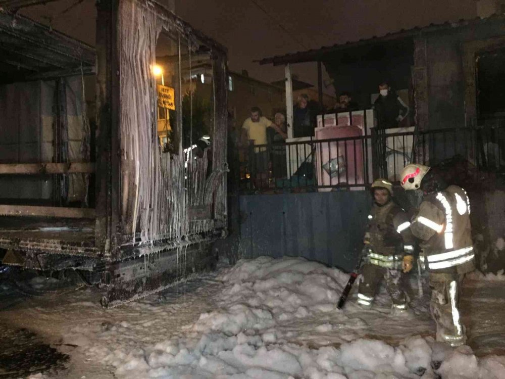 Park halindeki iki tır yanarak alev topuna döndü! Patlamada caminin camları kırıldı