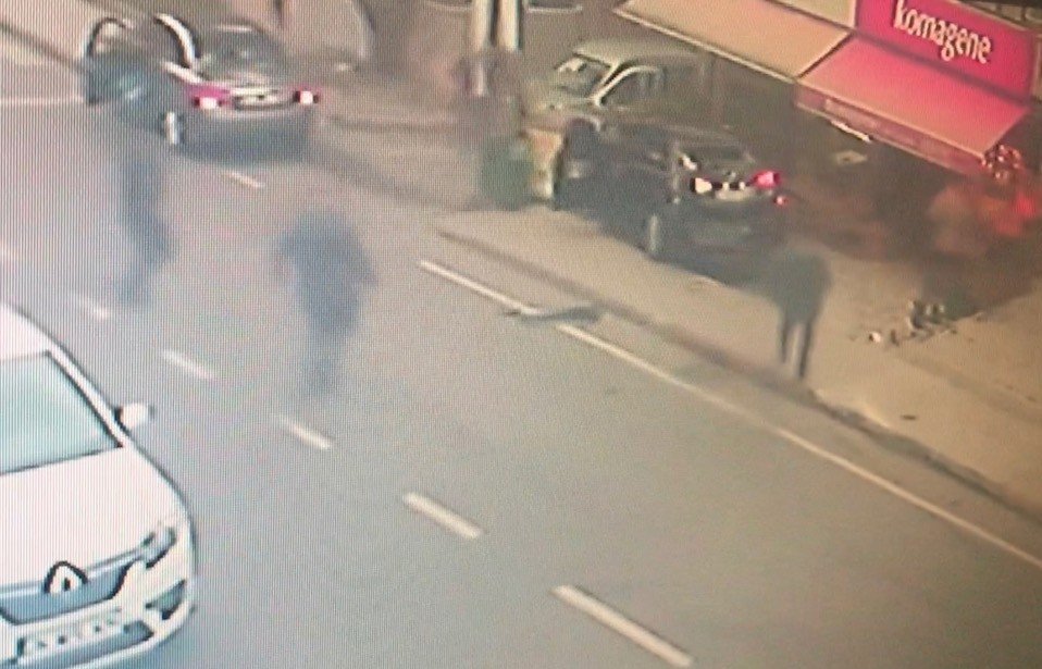 Minibüsün çarptığı otomobil kaldırıma çıktı! Marketten dönen kadın canından oluyordu