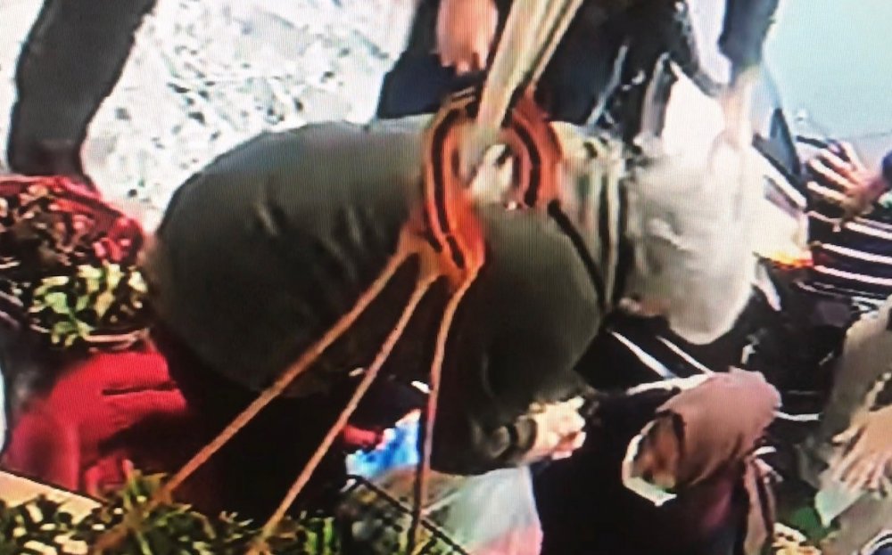 Minibüsün çarptığı otomobil kaldırıma çıktı! Marketten dönen kadın canından oluyordu