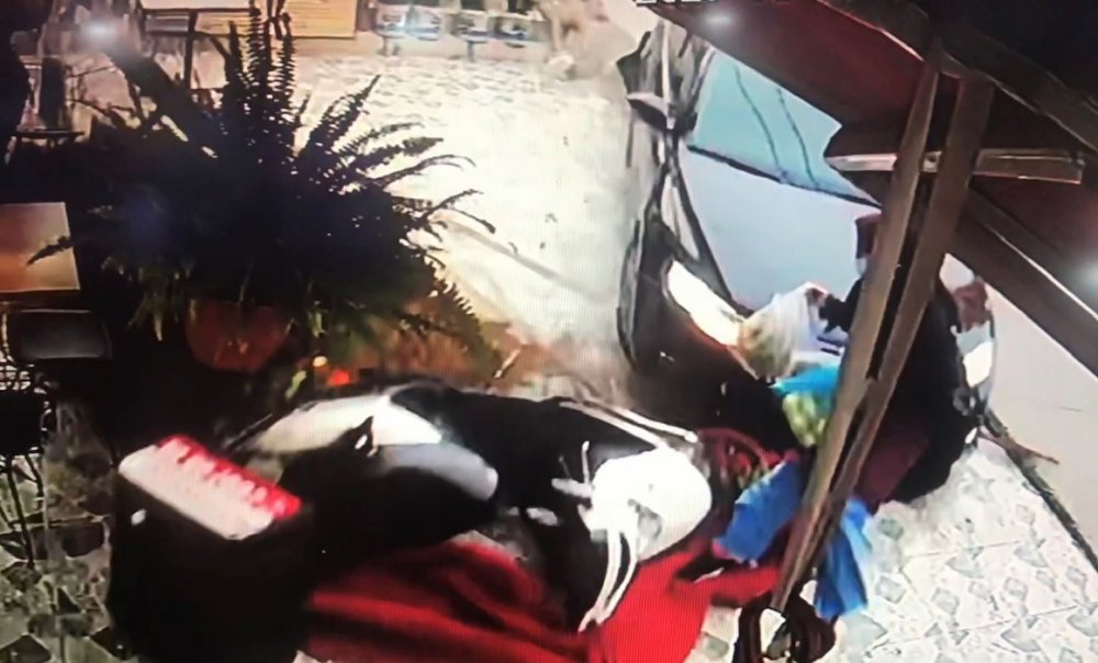 Minibüsün çarptığı otomobil kaldırıma çıktı! Marketten dönen kadın canından oluyordu