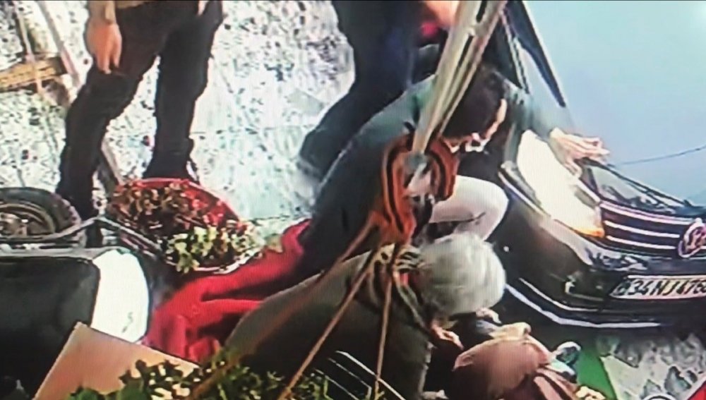 Minibüsün çarptığı otomobil kaldırıma çıktı! Marketten dönen kadın canından oluyordu