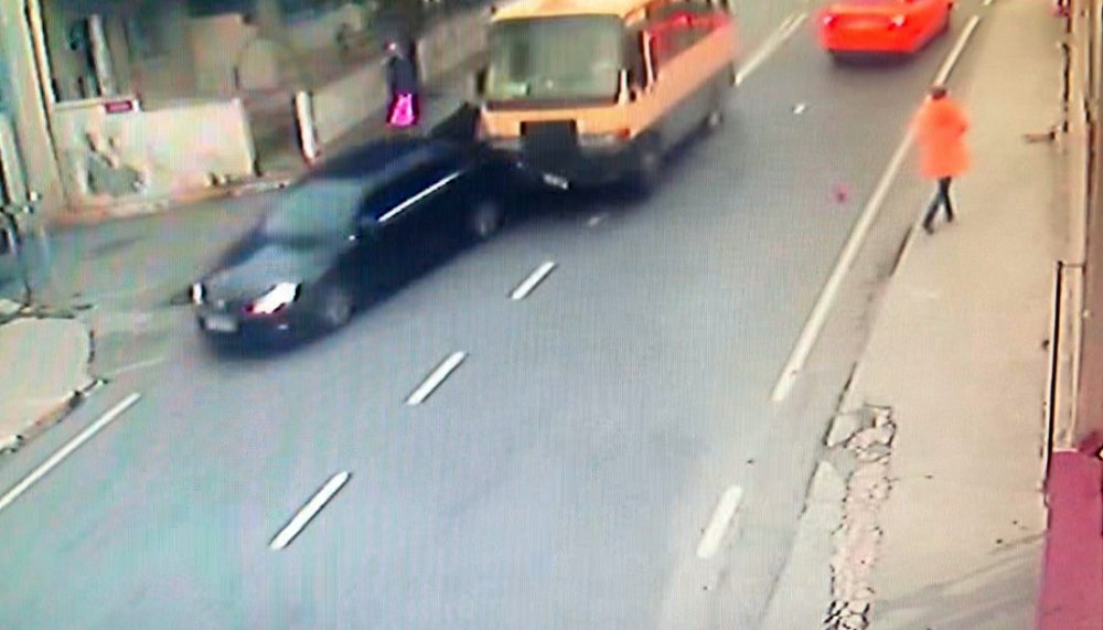 Minibüsün çarptığı otomobil kaldırıma çıktı! Marketten dönen kadın canından oluyordu