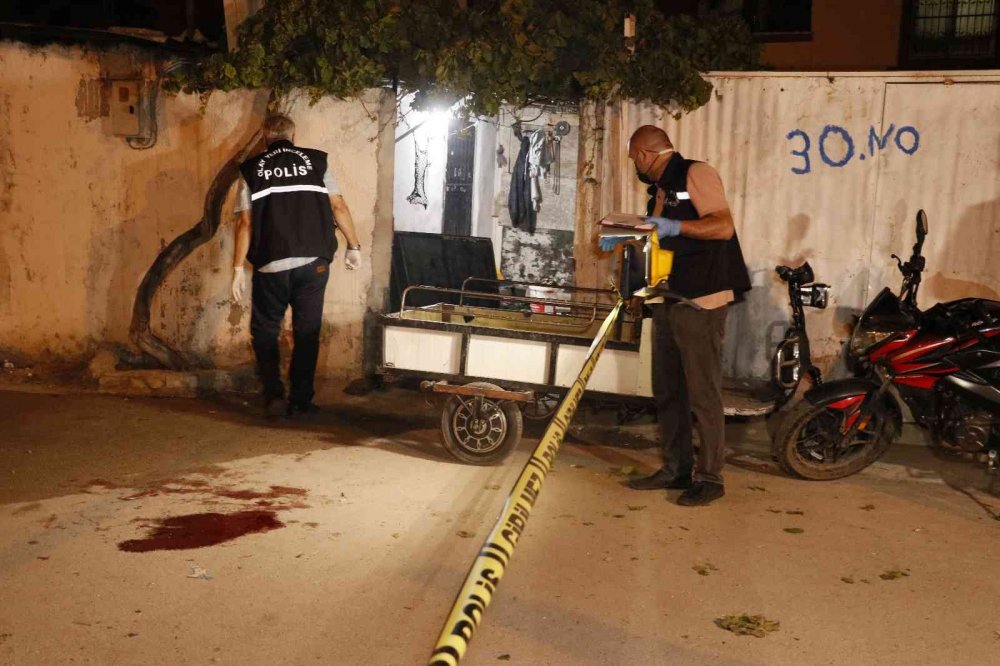 Adana'da silahlı dehşet! Yüzünden vurulan kişi ağır yaralandı