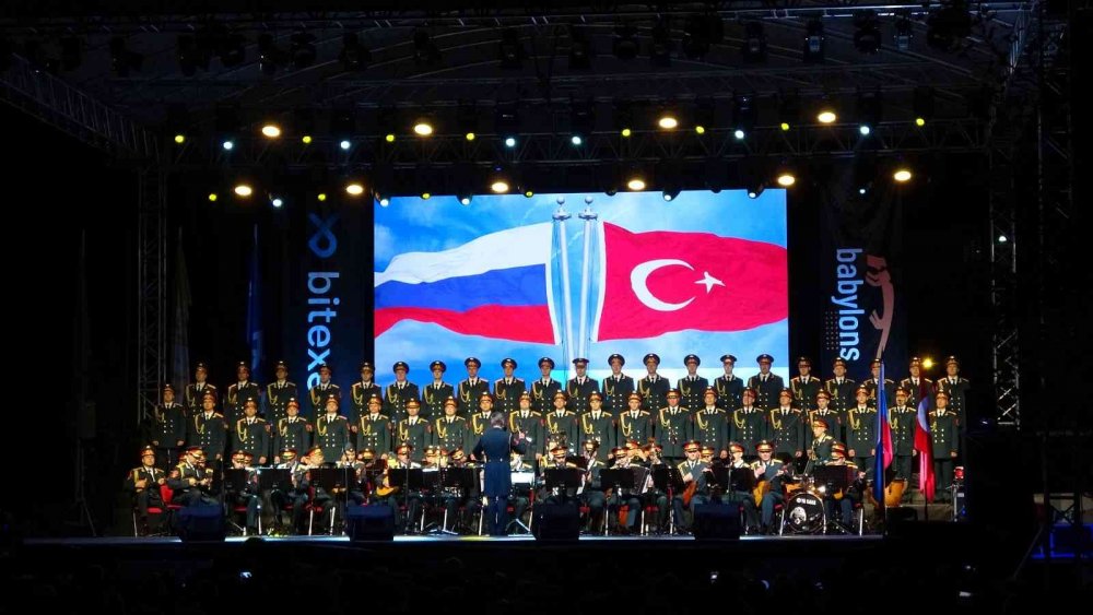 Haluk Levent ve Rus Kızılordu Korosu ülkeyi karış karış geziyor! Bugün de Bursa’daydı