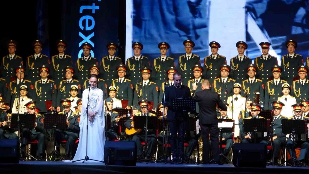 Haluk Levent ve Rus Kızılordu Korosu ülkeyi karış karış geziyor! Bugün de Bursa’daydı