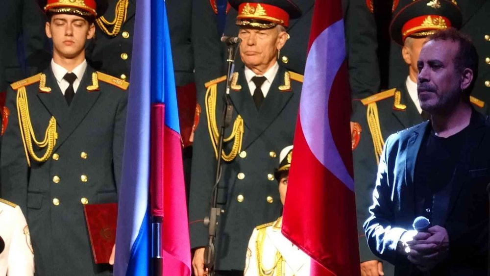 Haluk Levent ve Rus Kızılordu Korosu ülkeyi karış karış geziyor! Bugün de Bursa’daydı