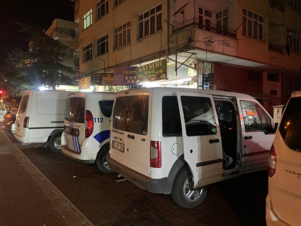 3'üncü kattan düşen 4 yaşındaki çocuk ağır yaralandı