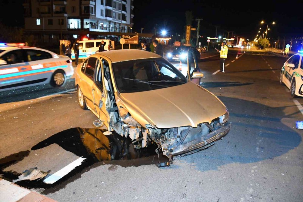 Aksaray'da feci kaza: Otomobiller hurdaya döndü! 3 yaralı