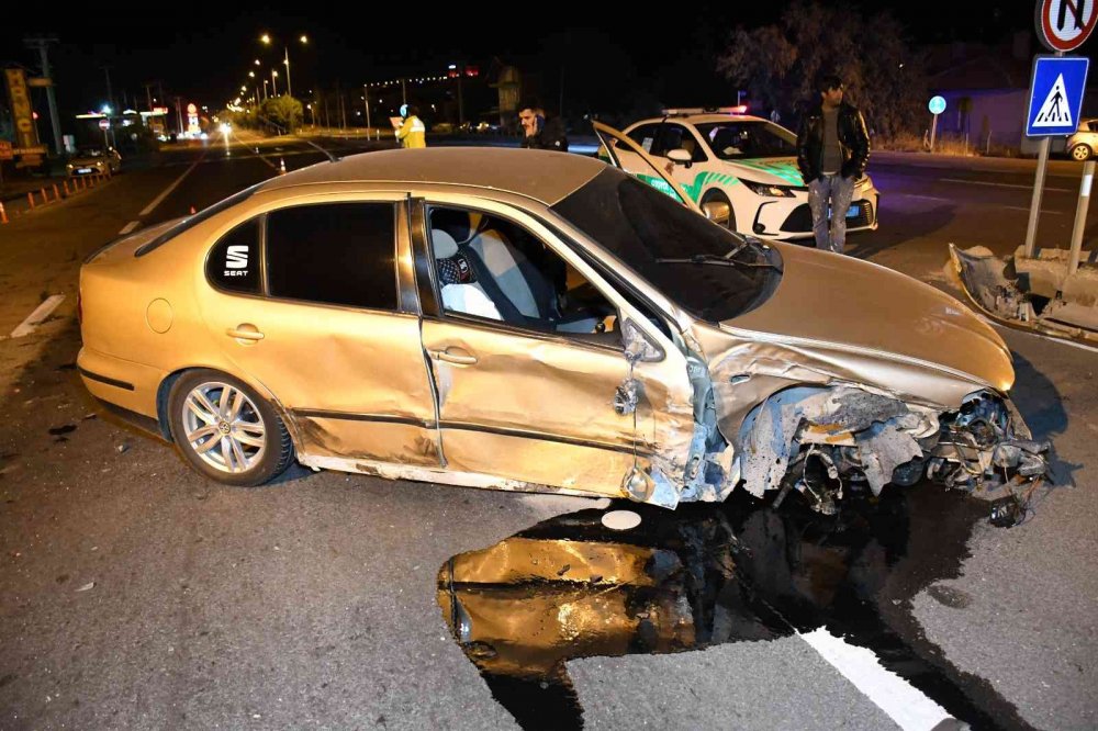 Aksaray'da feci kaza: Otomobiller hurdaya döndü! 3 yaralı