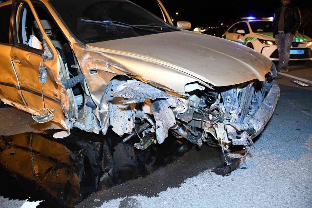 Aksaray'da feci kaza: Otomobiller hurdaya döndü! 3 yaralı