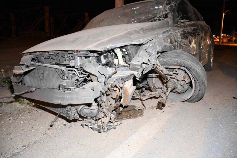 Aksaray'da feci kaza: Otomobiller hurdaya döndü! 3 yaralı