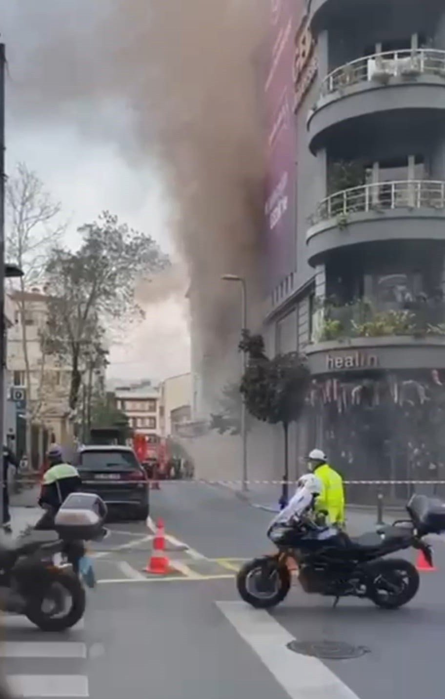 İstanbul'da elektrik trafosu yangını paniğe neden oldu