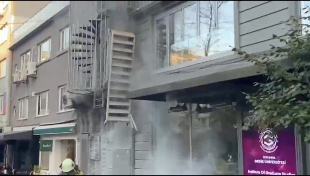 İstanbul'da elektrik trafosu yangını paniğe neden oldu