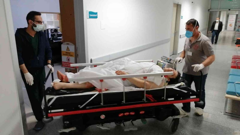 Bıçağın üzerine düşen lokanta işletmecisi hastanelik oldu