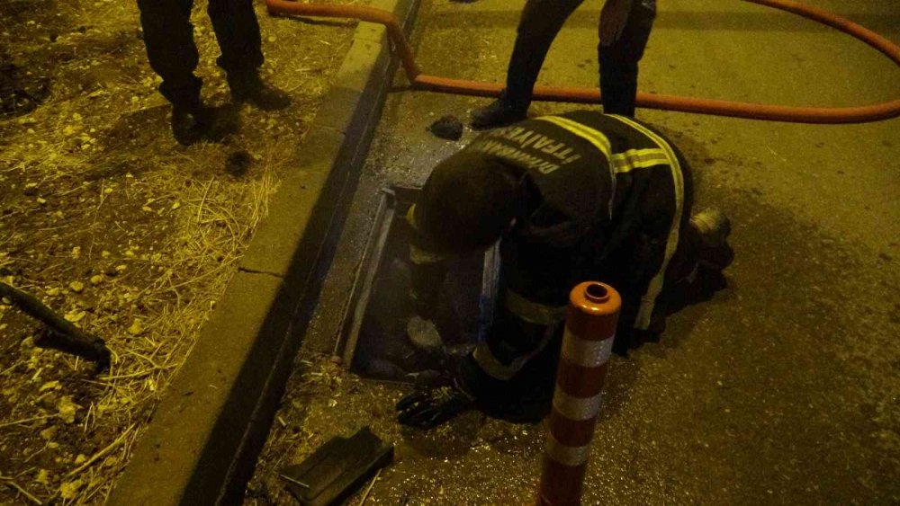 Kanalizasyondan çıkan duman ve kötü koku paniğe neden oldu