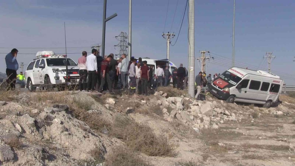 Konya - Aksaray yolunda tarım işçilerini taşıyan minibüs pancar yüklü kamyonla çarpıştı! 4 yaralı