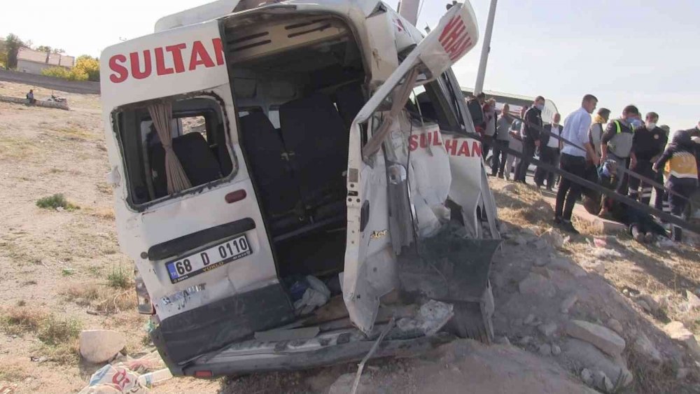 Konya - Aksaray yolunda tarım işçilerini taşıyan minibüs pancar yüklü kamyonla çarpıştı! 4 yaralı